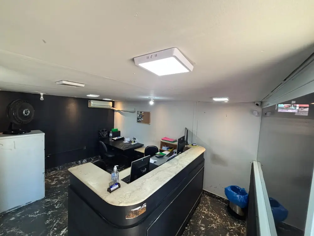 Recepção da oficina Monobloco com balcão de atendimento