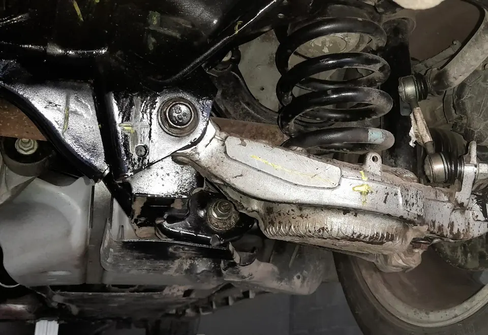 Mola e braço da suspensão traseira de um carro na oficina